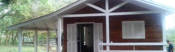 Casa pré-fabricada em em madeira de eucalipto, duplagem em pinus,telhas de barro natural com garagem e varanda, casa construída na cidade de  Portão-RS.