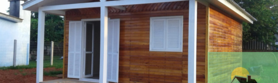Casa em madeira de eucalipto, duplada em pinus e telhas de fibrocimento de 5 mm, construída em Rondinha-RS.